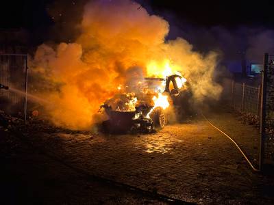 Auto staat in lichterlaaie op een oprit voor woning in Putten