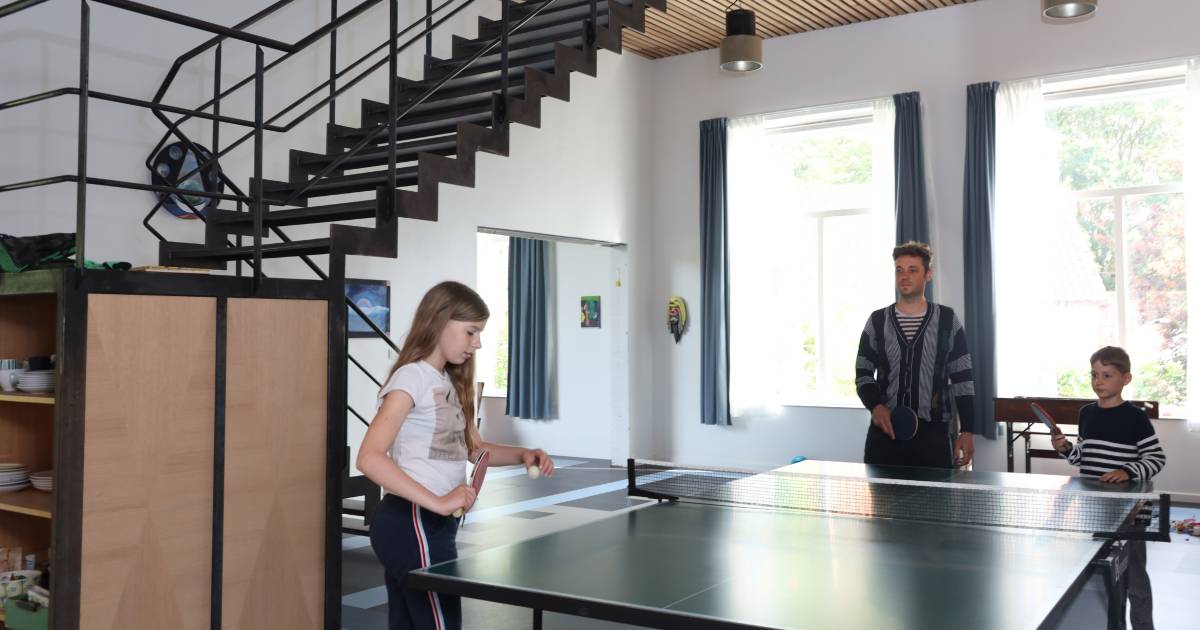 Kunstenaars bouwen oude school in Hengstdijk om tot woning én atelier