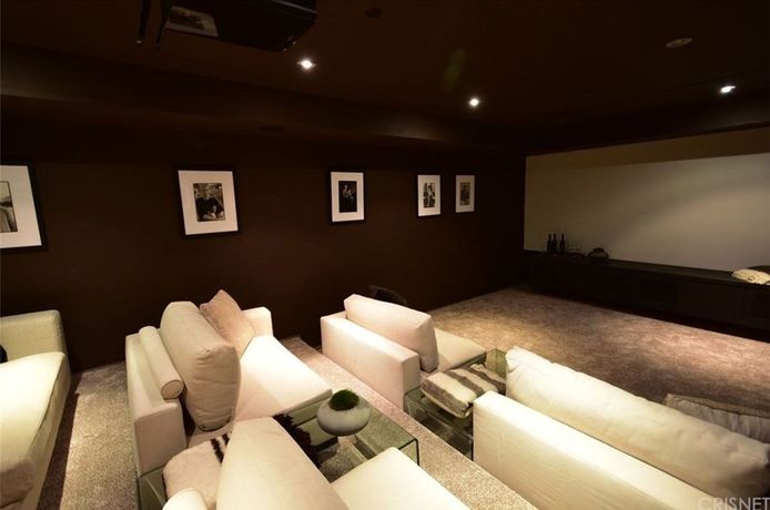 Zoals het een Hollywood-villa betaamt, is er ook een privé-cinema.