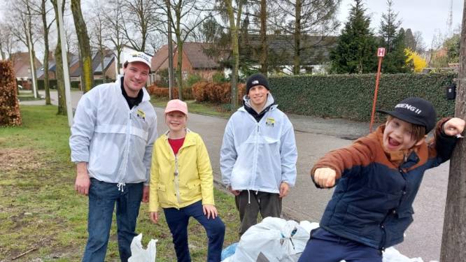 Vlaams Belang Zoersel ruimt zwerfvuil: “Halve kleerkast aan kledij in beek aangetroffen”