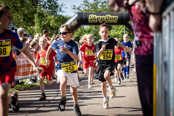 De tweede editie van de Bornsche Maten Loop was een groot succes. Ruim 325 deelnemers, kinderen en volwassenen, liepen mee met de hardloopwedstrijd.