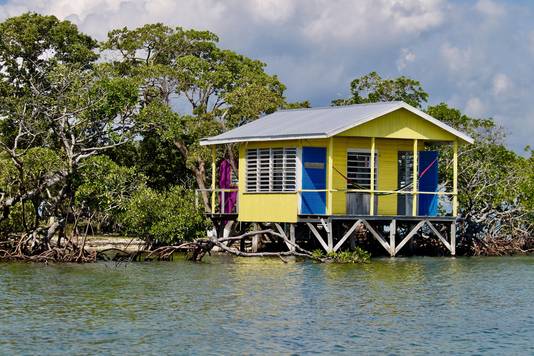 Op het 550 vierkante meter tellende eiland staan vier felgekleurde cabanas, die in 2014 zijn gebouwd en elk een eigen slaapkamer, badkamer, een keuken en een eethoek hebben.