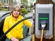 Raadslid Jeanet de Mari van Inwonersbelangen pleit voor gebruik van lantaarnpalen voor opladen van auto’s.