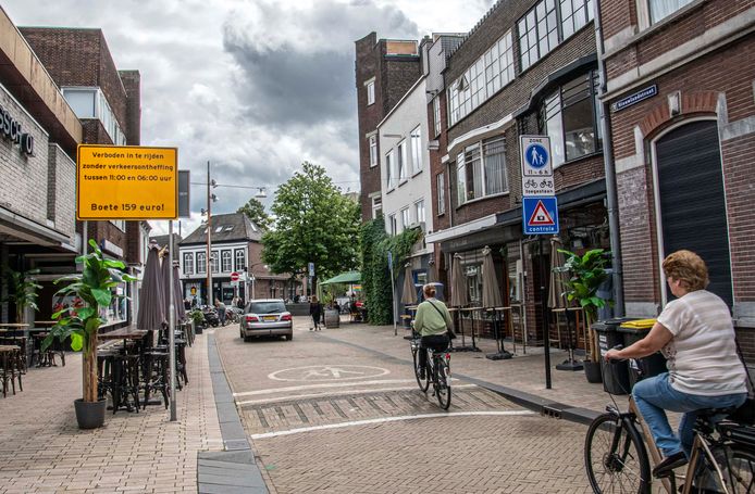 Zo wordt nu aangegeven dat de Nieuwlandstraat ter hoogte van het Radiopleintje autoluw is. Op links een extra waarschuwingsbord, op rechts de borden voetgangersgebied en cameracontrole.