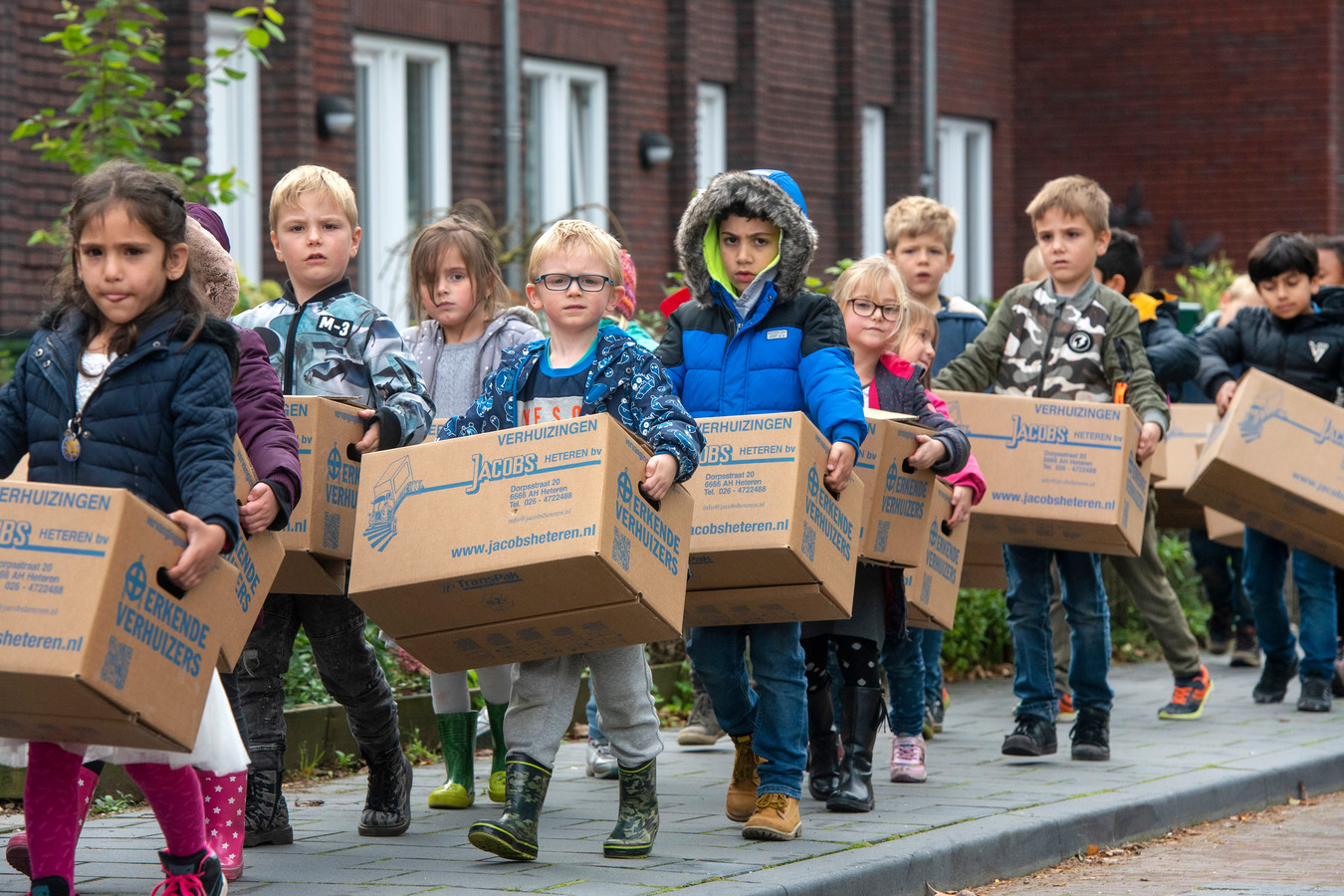Kinderen van basisschool De Atlas op weg naar de nieuwe locatie aan de Hogenkampseweg.