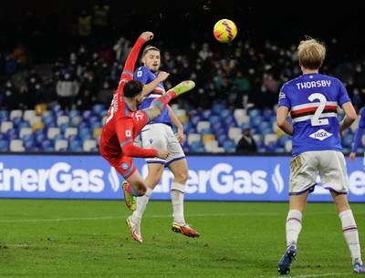 Napoli, met kapitein Dries Mertens, heeft voldoende aan acrobatische goal Petagna tegen Sampdoria