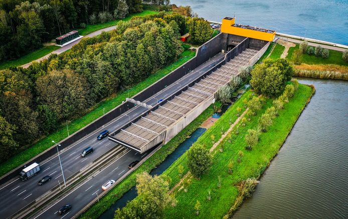 Zonder functionerende Heinenoordtunnel wordt het geen feestje om de Hoeksche Waard te bereiken of te verlaten. Wanneer tegelijk de Haringvlietbrug dicht is, raakt de verkeersader goed verstopt, vrezen ondernemers uit de hele regio.