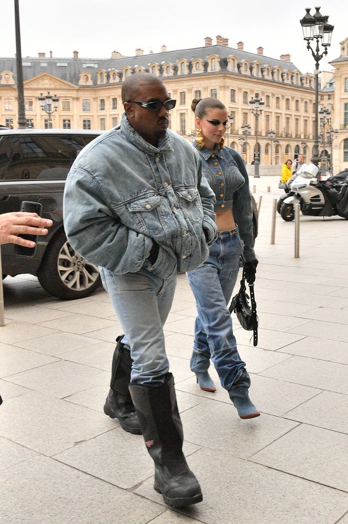 Kanye West in zijn gekende kledingstijl.