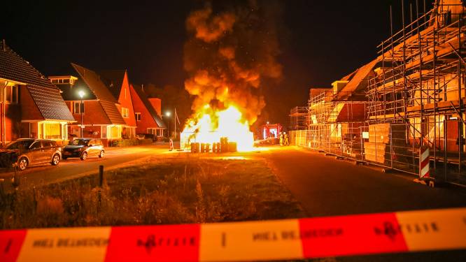 Metershoge vlammen bij brand in nieuwbouwwijk in Apeldoorn