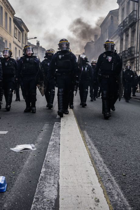 Réforme des retraites: les forces de l’ordre françaises “attendent de pied ferme” les black blocs