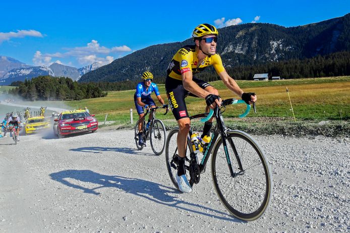 Tom Dumoulin op het grindpad tijdens de etappe van gisteren.