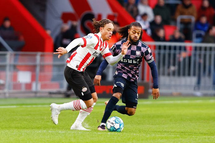 Xavi Simons en Rashaan Fernandes strijden om de bal in het Philips Stadion.
