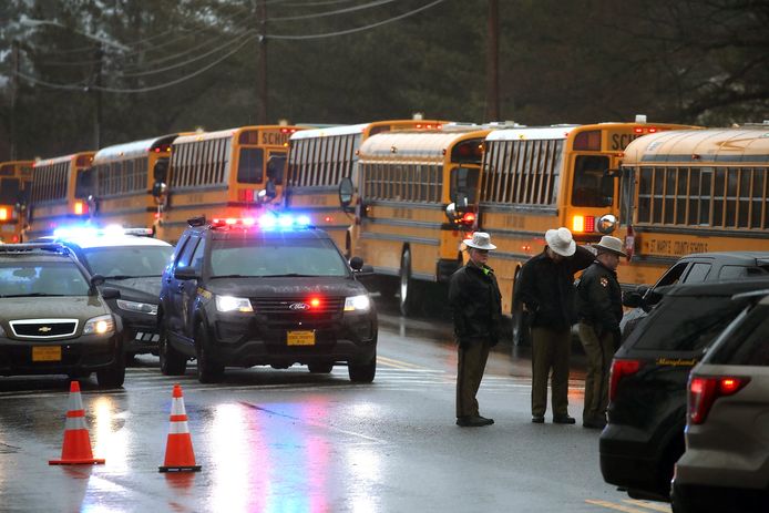 Schoolbussen en politie voor de middelbare school in Maryland