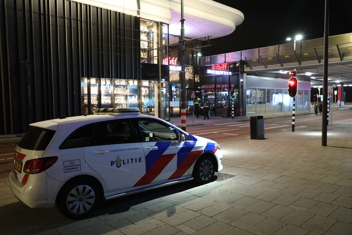 De politie zoekt in de omgeving van winkelcentrum Mall of the Netherlands in Leidschendam.