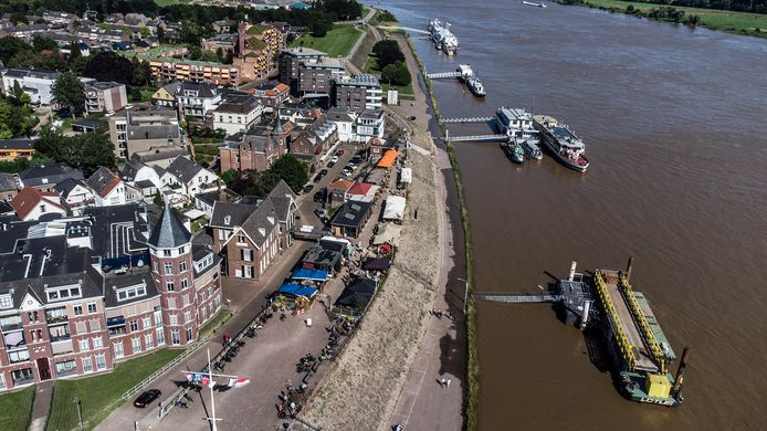 Het hoogwater in de Rijn bij Tolkamer. Op de Europakade stond op sommige plekken enkele centimeters water, maar hoger dan dit kwam het niet.