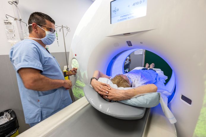 Een vrouw krijgt een MRI-scan.