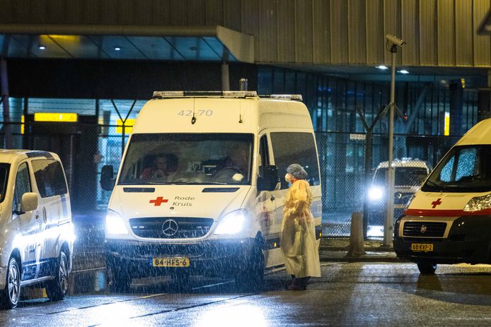 Het Rode Kruis brengt passagiers die positief hebben getest naar een hotel, waar zij verplicht in quarantaine moeten. Van de 600 mensen in de twee KLM-vliegtuigen die vrijdag terugkeerden uit Zuid-Afrika hebben 61 mensen een positieve test afgelegd.