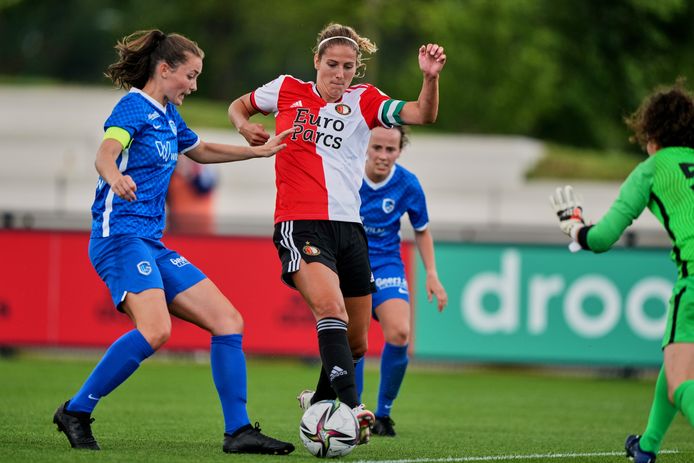 Pia Rijsdijk, de ervaren captain van Feyenoord, in actie tegen KRC Genk.