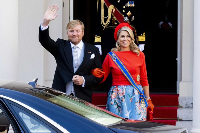 Koning Willem-Alexander en koningin Maxima vertrekken van Paleis Noordeinde naar de Grote Kerk op Prinsjesdag.