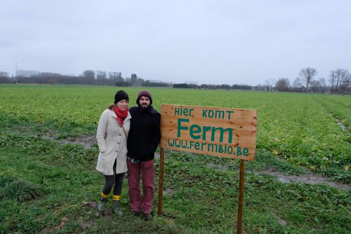 Veerle Huybrechts (35) en Sander Van Nieuwenhove (33) aan de akker in de Vennestraat waar ze hun landbouwbedrijf starten.