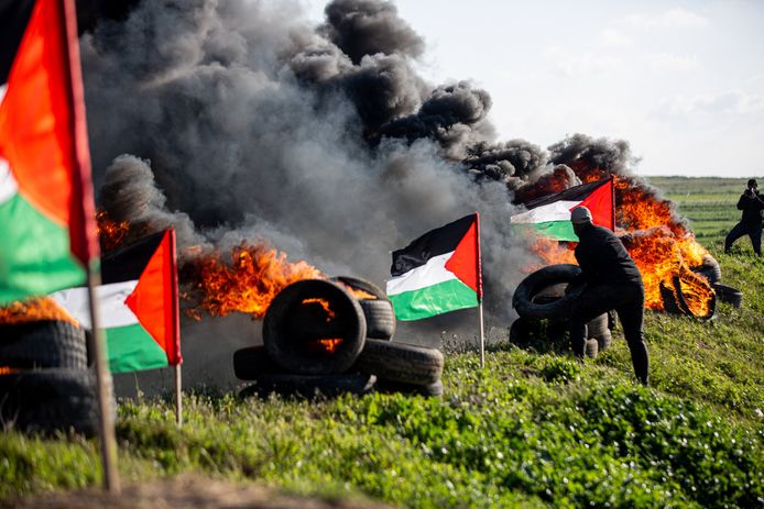 Palestijnse jongeren protesteerden tegen de Israëlische militaire inval in de stad Nabloes op de Westelijke Jordaanoever waarbij elf Palestijnen om het leven kwamen.