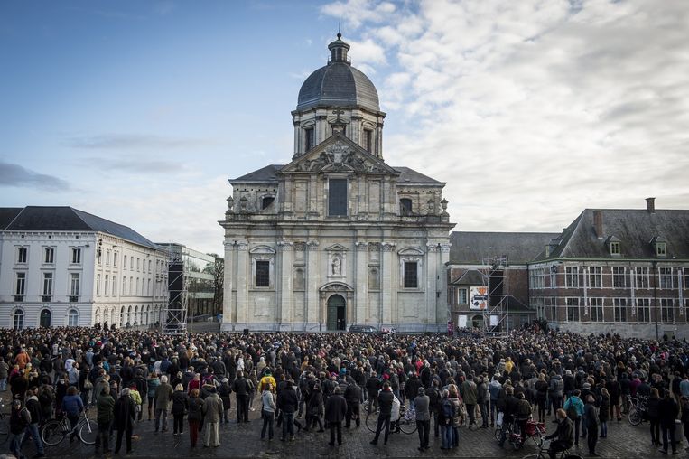 Afgelopen zaterdag, Gent. Het Sint-Pietersplein is volgestroomd met mensen die De Vos een laatste eer willen bewijzen. Beeld belga