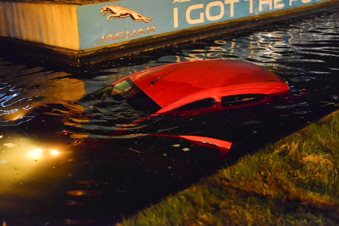 De auto belandde in een waterbak in Breda.