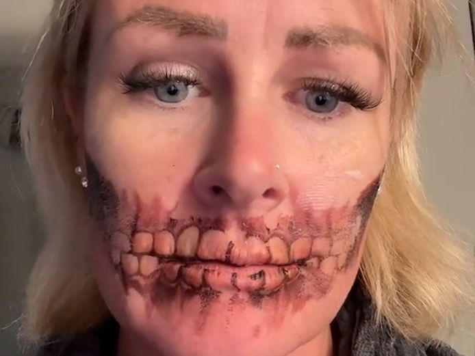 het is mooi paddestoel Keelholte Elizabeth (46) krijgt griezelige plaktattoo niet van gezicht: 'Ik heb  vergaderingen morgen' | Bizar | AD.nl