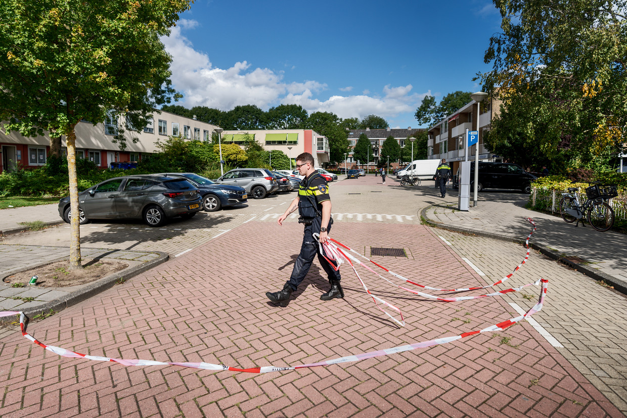 18 september 2019: een agent zet de straat af waar Derk Wiersum is geliquideerd.