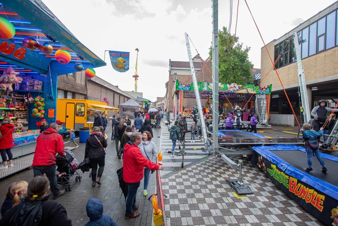 Ondanks druilig weer zakken duizenden mensen af naar ‘Kermis ...