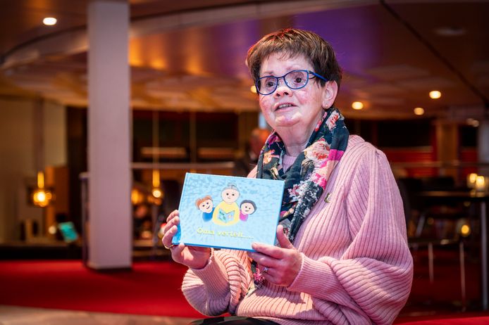 Nellie van Rodijnen met haar boek 'Oma vertelt' in Theater De Lievekamp, waar ze graag komt om naar muziek te luisteren.