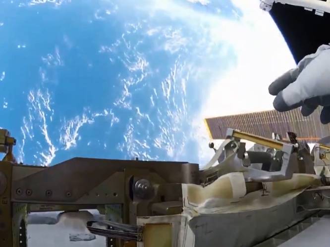 Astronaut post prachtige beelden van onze planeet tijdens ruimtewandeling