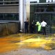 Acht klimaatactivisten gearresteerd na spuiten van oranje verf op gebouwen in Londen