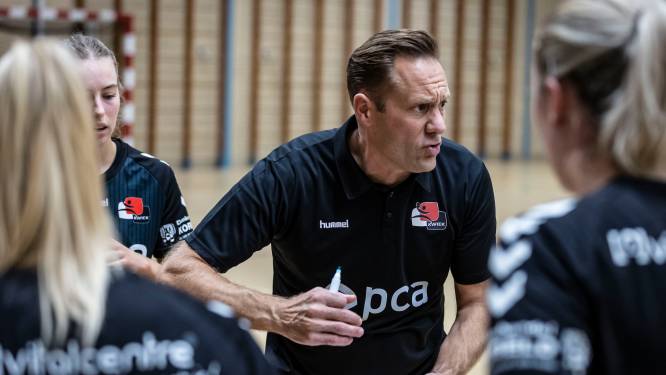 Op stel en sprong moet Kwiek op zoek naar nieuwe trainers voor de handbalsters