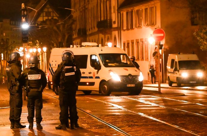 Politie in de verlaten straten in Straatsburg.
