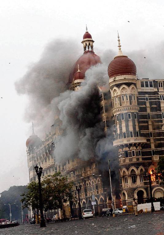 Het Taj Hotel in Mumbai tijdens de terroristische aanslag aldaar.