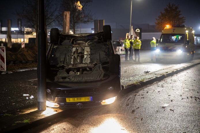 Een auto is dinsdagmiddag rond 17.00 uur op zijn kop terecht gekomen op de Bredaseweg in Roosendaal. De oorzaak is niet bekend.
