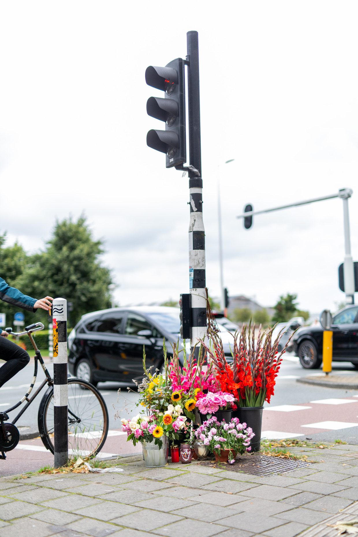 Bloemenmonument in Amsterdam-West voor een fietsster die daar een jaar geleden is doodgereden door een vrachtwagenchauffeur die rechtsaf sloeg. Beeld Loek Buter