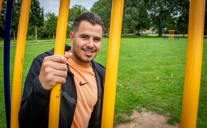 Mehmetali Görmez bij het huidige voetbalveldje bij de Gerard Doustraat. Een veld vol met kuilen en hondendrollen. Als het aan de jonge Zutphenaar ligt dan komt er zo snel mogelijk een Cruyff Court.