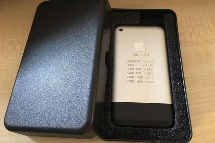 Een prototype van de allereerste iPhone wordt te koop aangeboden voor minstens 36.100 dollar, omgerekend een slordige 30.800 euro.