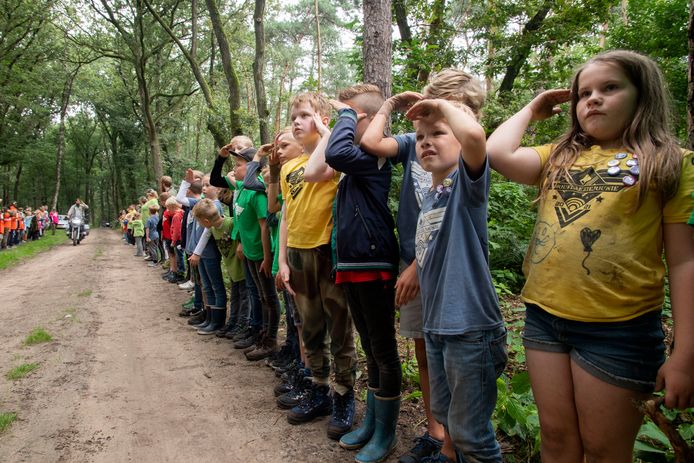 In de houding, want de de generaal wordt uitgezwaaid. Het Kinderdagkamp Eibergen is ook dit jaar weer een groot avontuur.