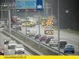 Op de A1 richting Amersfoort is nog maar één rijstrook open door een ongeval bij Naarden. Verkeer moet daarom rekening houden met extra reistijd.