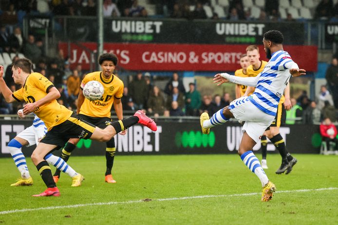 Jeffry Fortes haalt uit en zet De Graafschap met een geweldige knal op een 2-0 voorsprong tegen Roda JC.