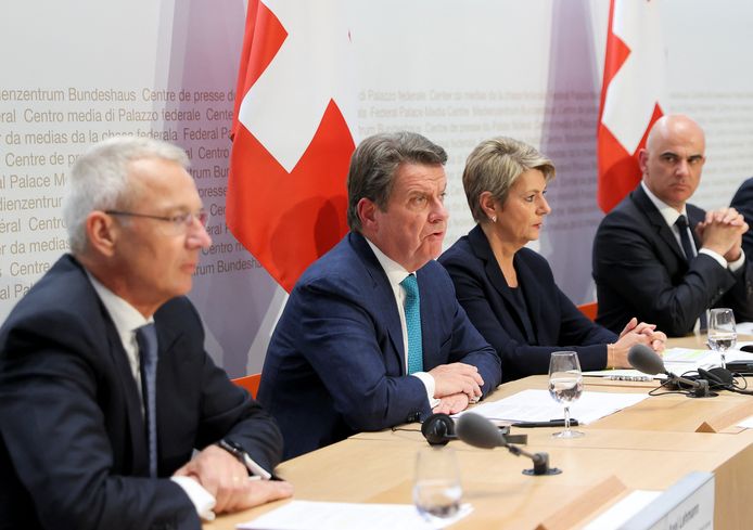 De toplui van de twee banken, Axel Lehmann (eerste links) voor Credit Suisse en Colm Kelleher voor UBS (tweede links) samen met het hoofd van het Zwitserse ministerie van Financiën Karin Keller-Sutter (tweede rechts) en de Zwitserse bondspresident Alain Berset (eerste rechts).