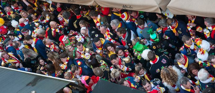 Den Bosch. Roet Korte Put, carnaval in de Korte Putstraat in ’s-Hertogenbosch op de donderdag voor carnaval