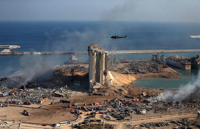 Vernielde graansilo's in de haven van Beiroet.