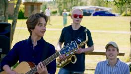 Beau treedt op met zijn band tijdens Midsommar