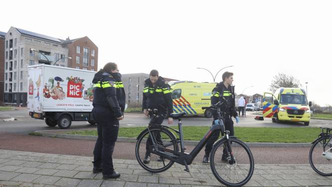 Picnicbezorger rijdt fietser aan op rotonde in Bunschoten