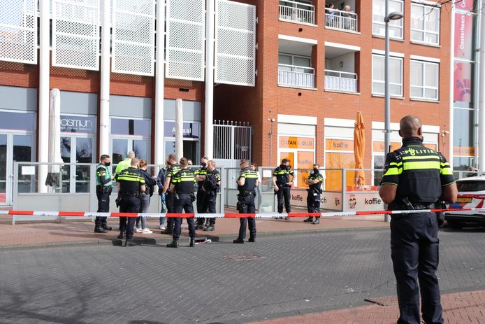 Er was veel politie op de been bij de steekpartij in het restaurant in Oosterheem.