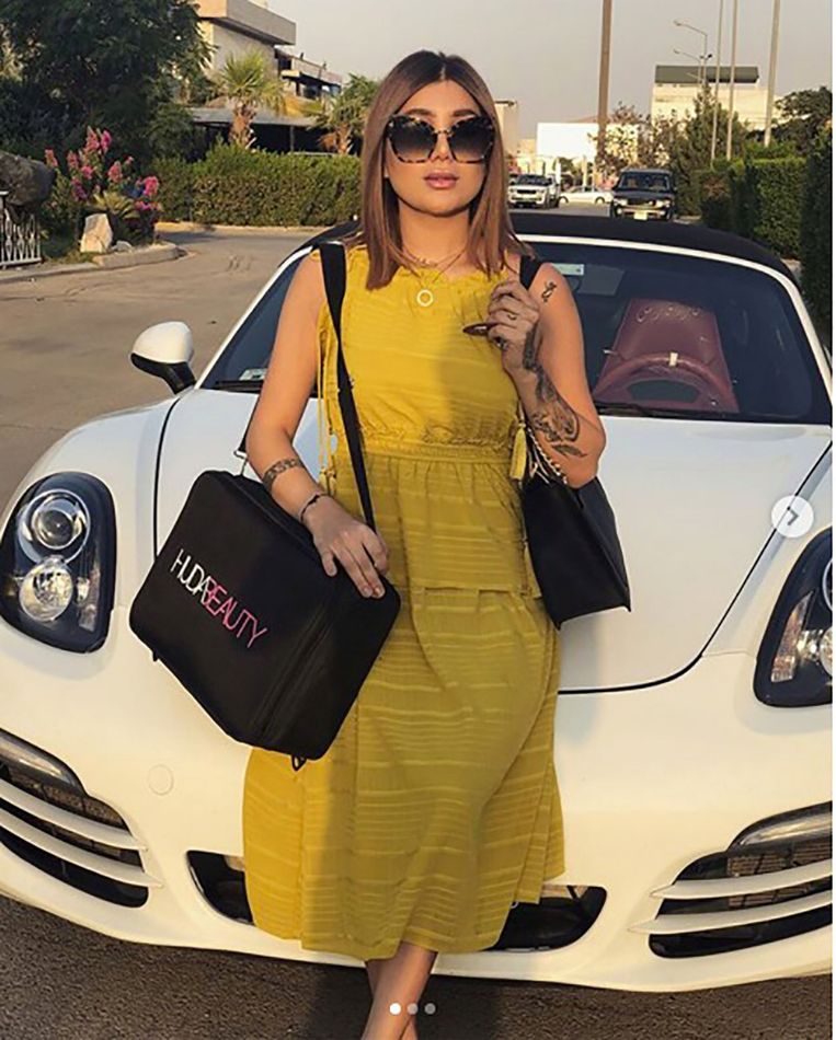 Tara Fares voor haar witte ­Porsche, waarin ze werd neergeschoten. Laila Ben Allal: 
